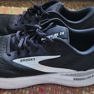 Mens Brooks shoes size 10.5